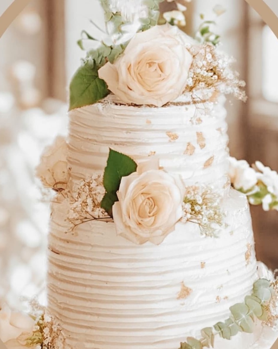 Weisse Hochzeitstorte mit Rosen